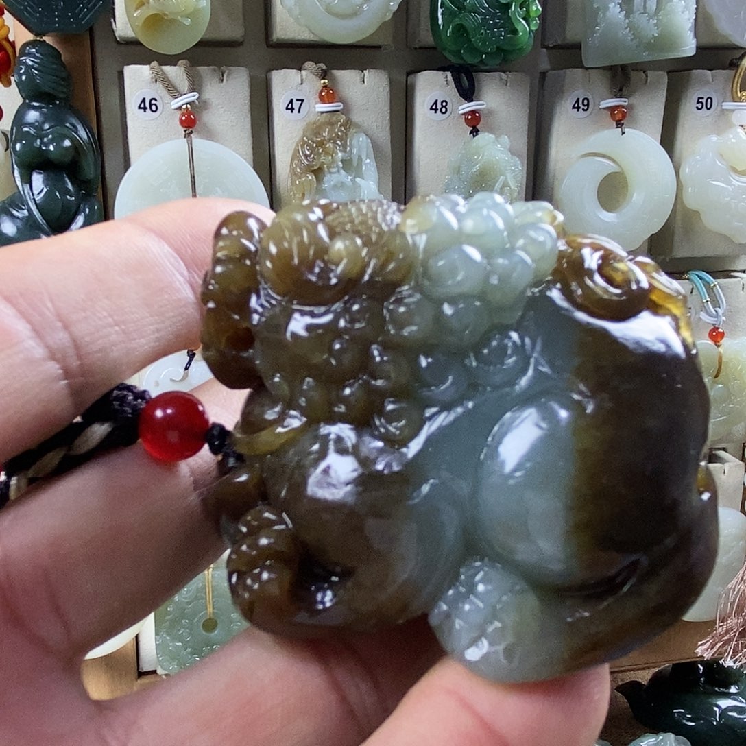 大***沙和田玉未镶嵌颈饰