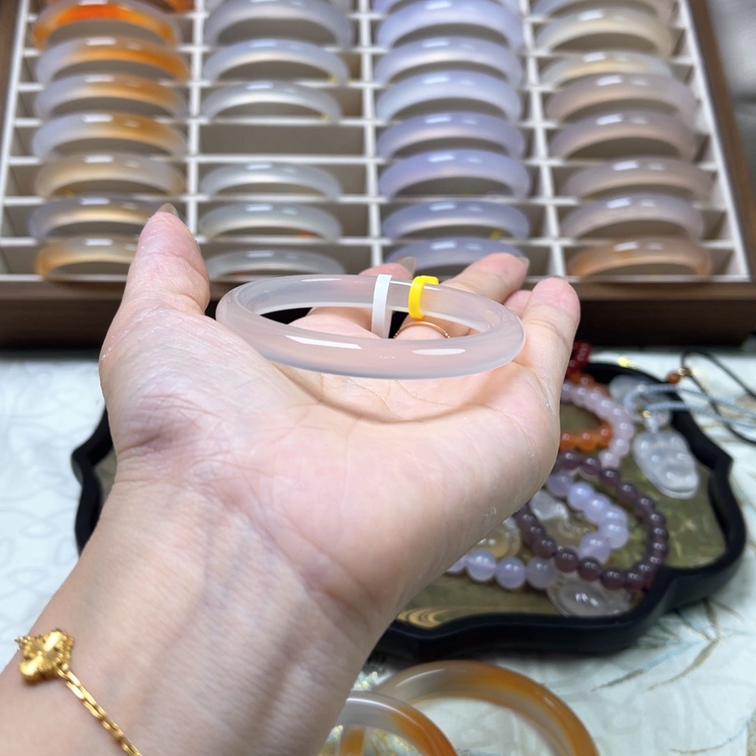 夏****玛瑙/玉髓手镯未镶嵌