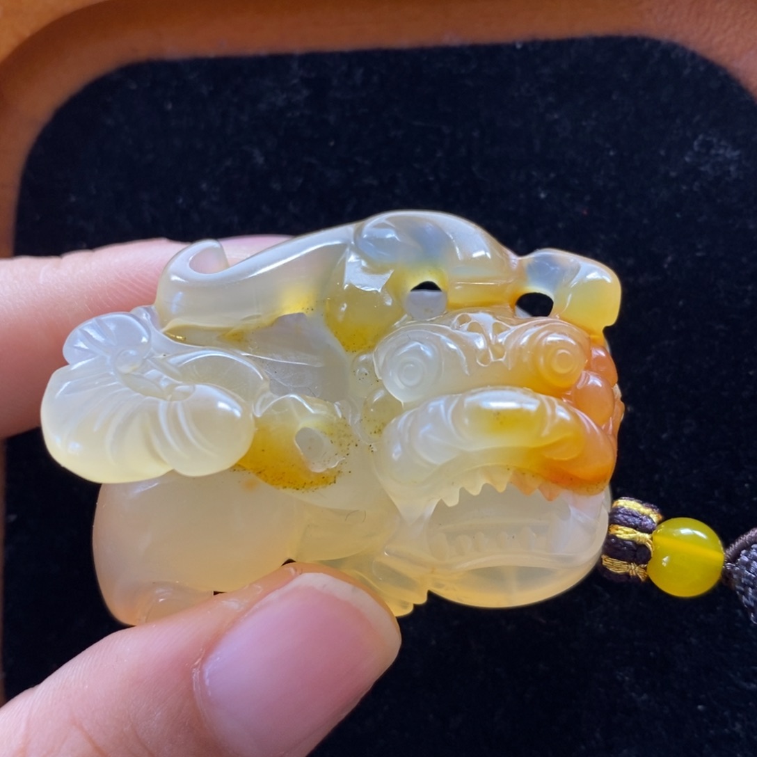 石英质玉（黄龙玉）颈饰未镶嵌