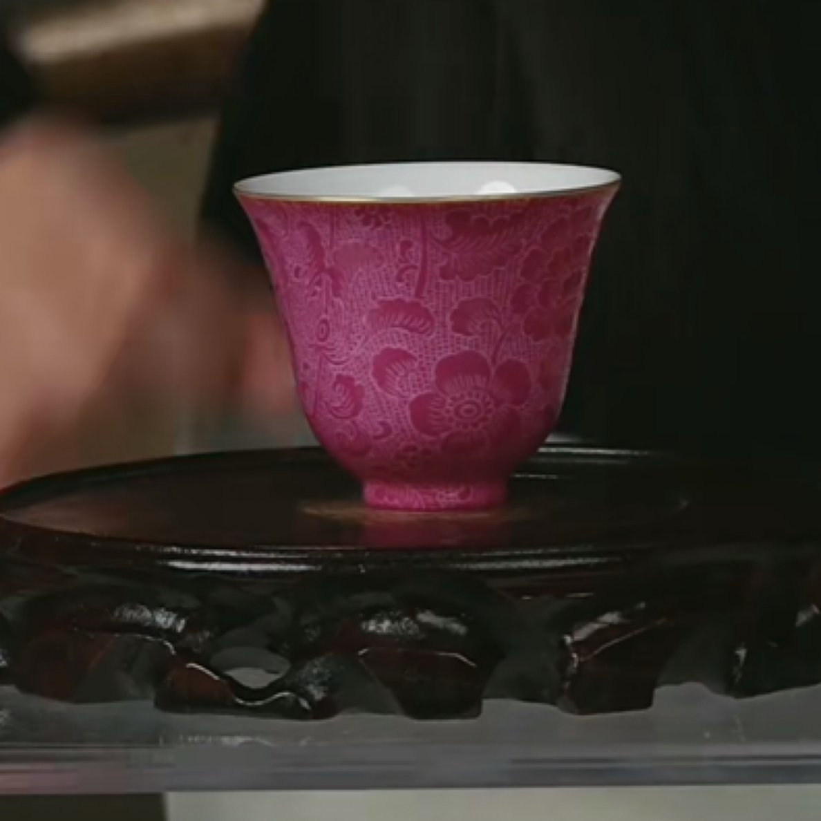 Y胭脂红釉轧道花卉纹铃铛杯