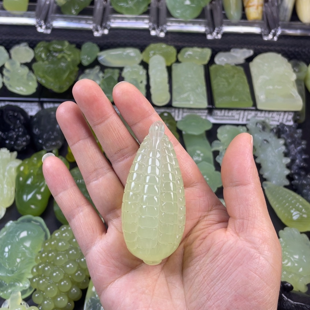 蛇纹石玉未镶嵌珠宝奇石