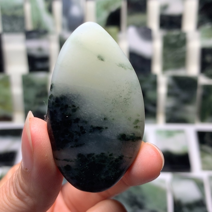 独山玉颈饰未镶嵌