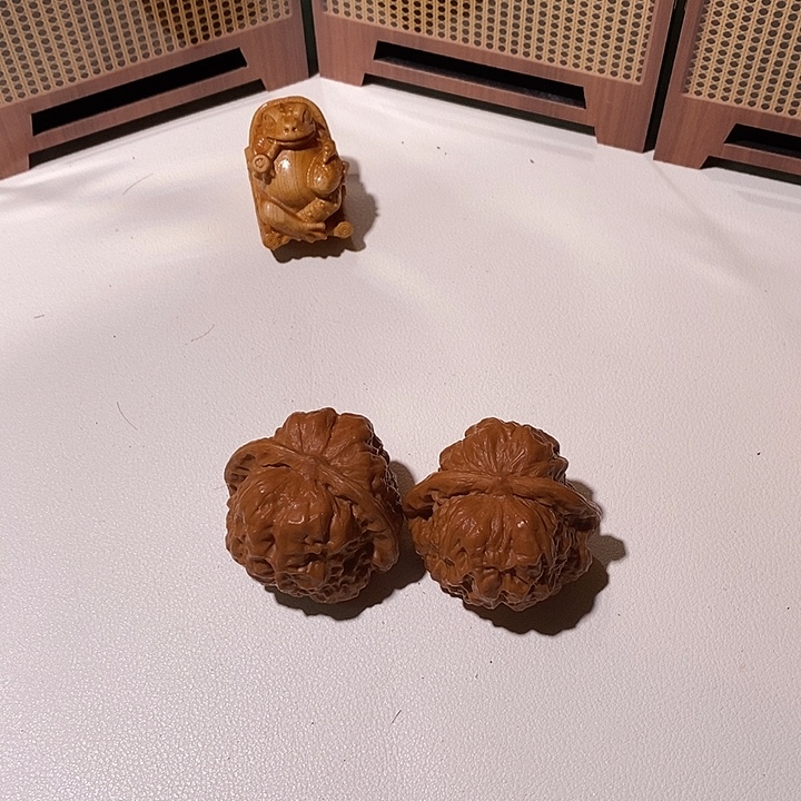 嗷***嗷精品文玩核桃蛤蟆头