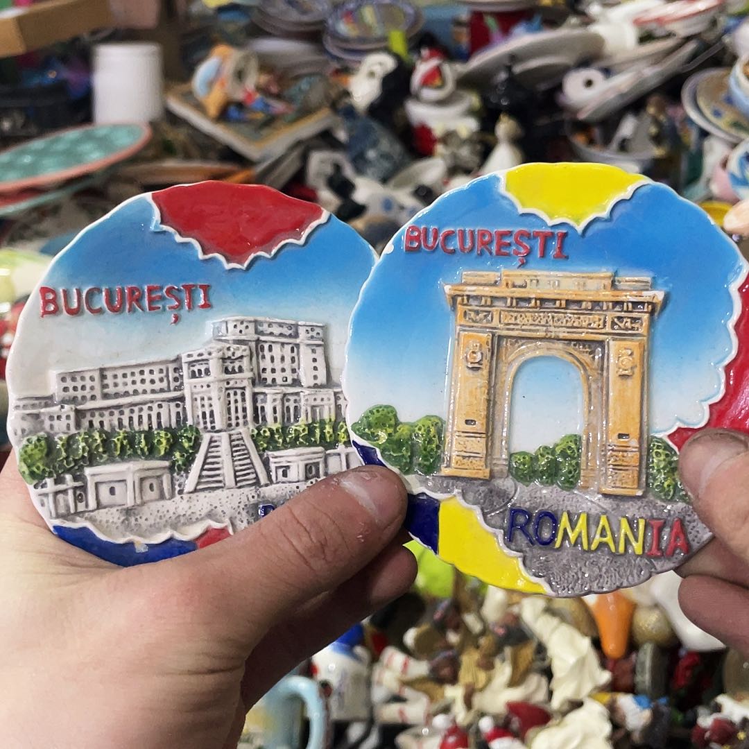 摆件  磕碰。封釉。       