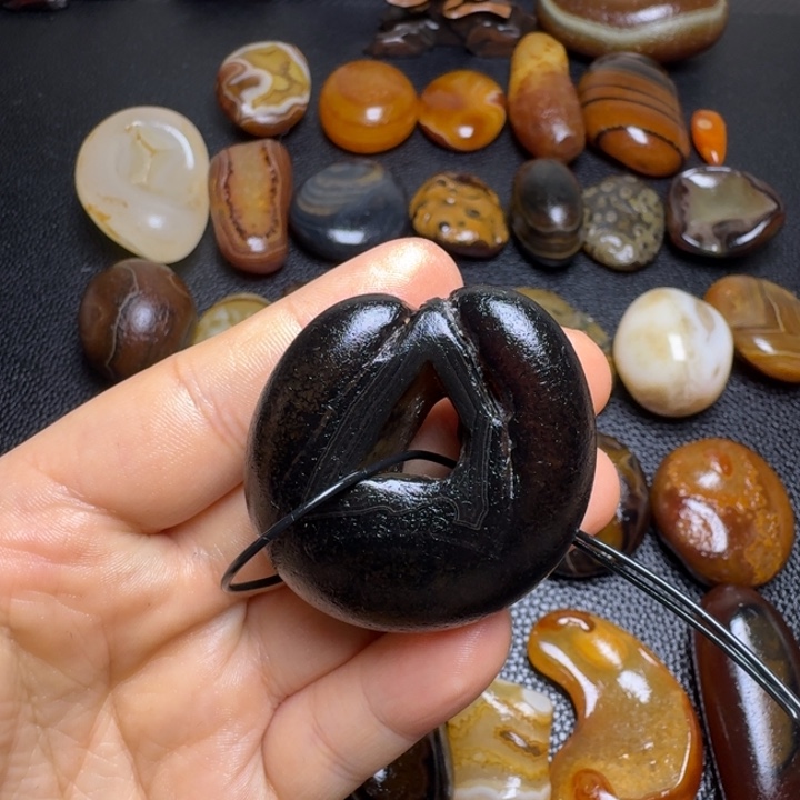 阳***石瓷片马达加斯加奇石手把件浮雕