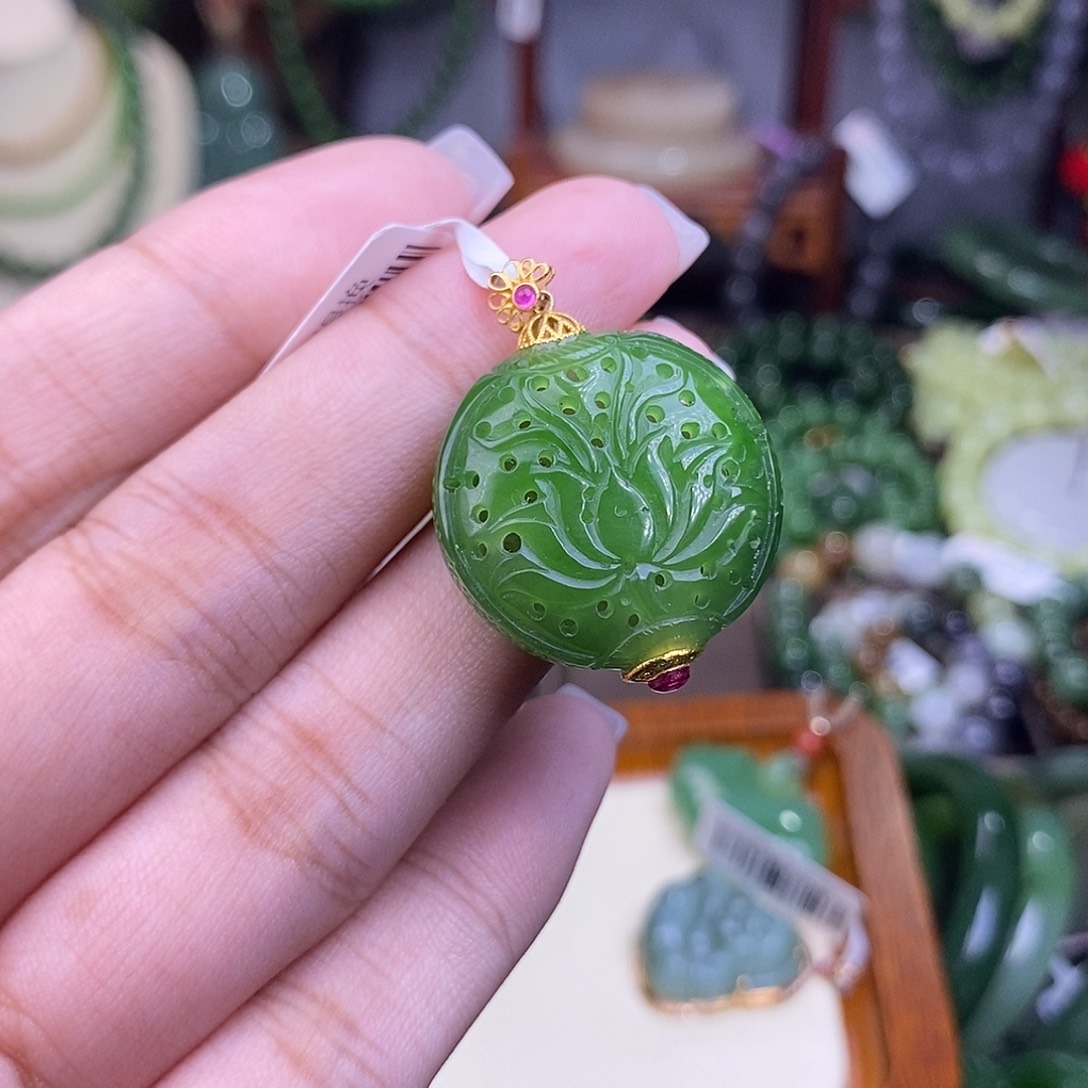 和田玉碧玉老矿料果绿金镶香囊未镶嵌