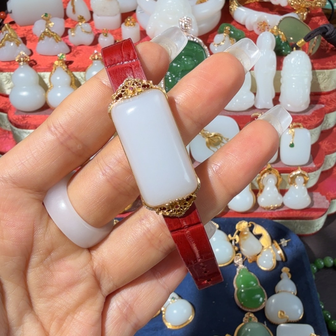和田玉18K金镶嵌颈饰