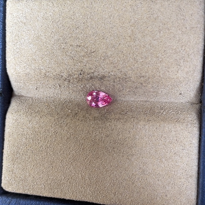 定制蓝宝石未镶嵌裸石0.68克拉