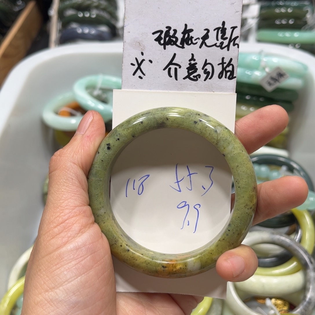 蛇纹石玉手镯未镶嵌