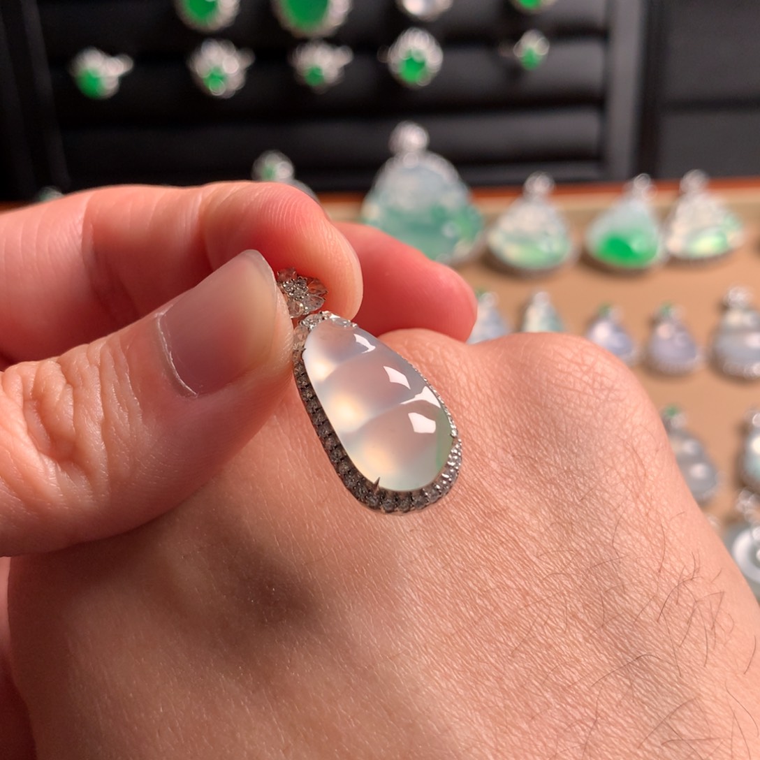 翡翠吊坠(赠链)18K金镶嵌