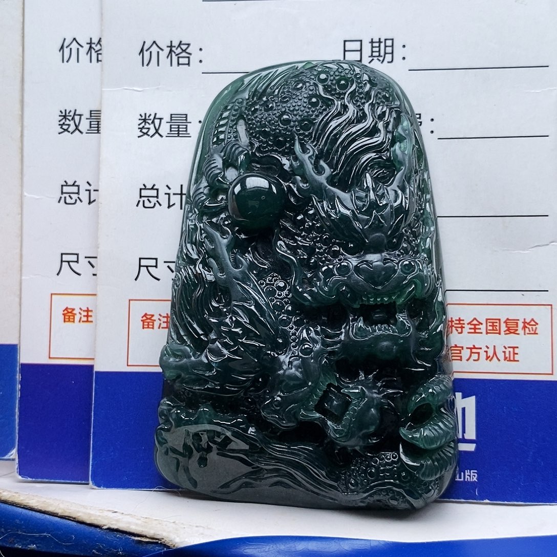 翡翠未镶嵌颈饰双龙护主