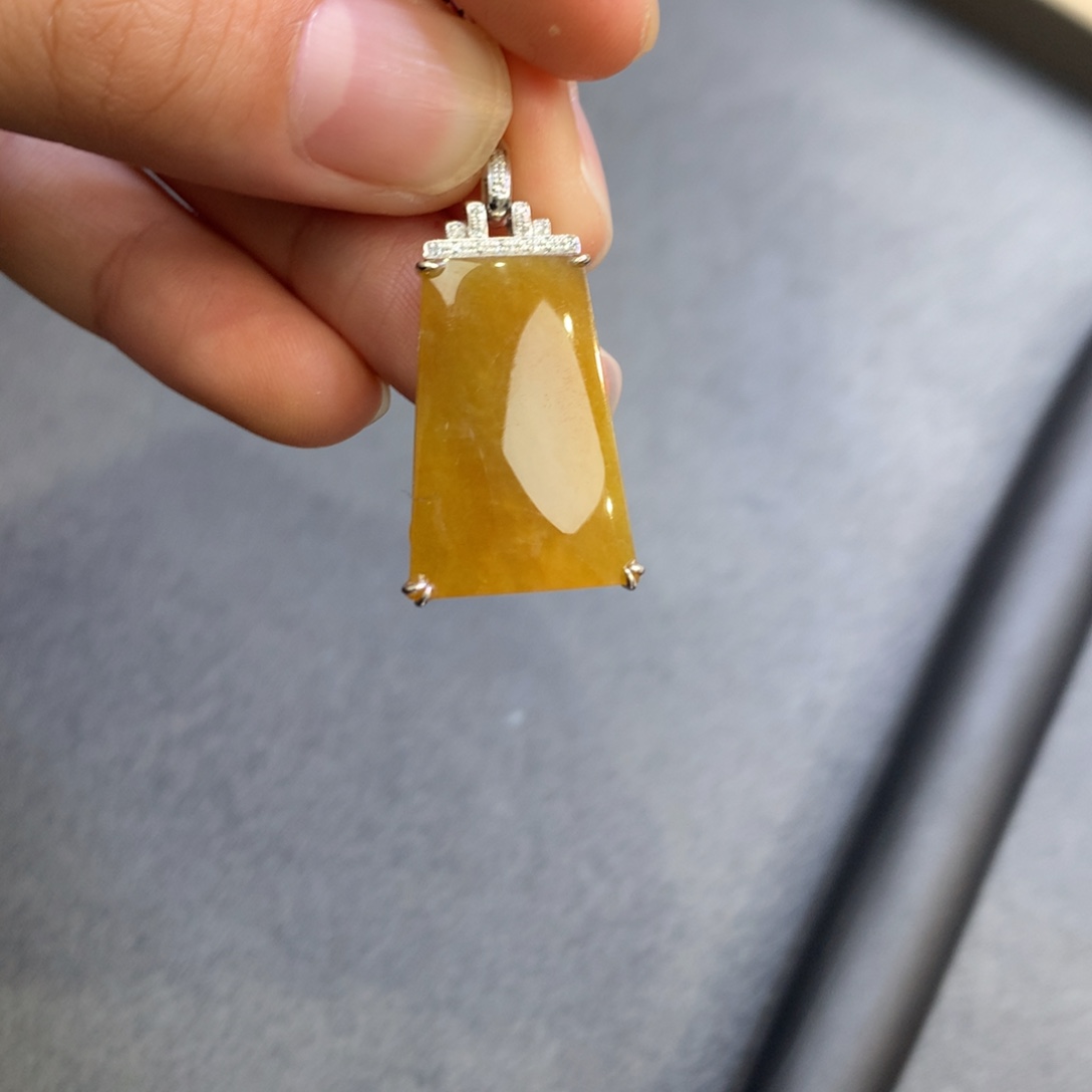 翡翠18K金镶嵌颈饰翡翠