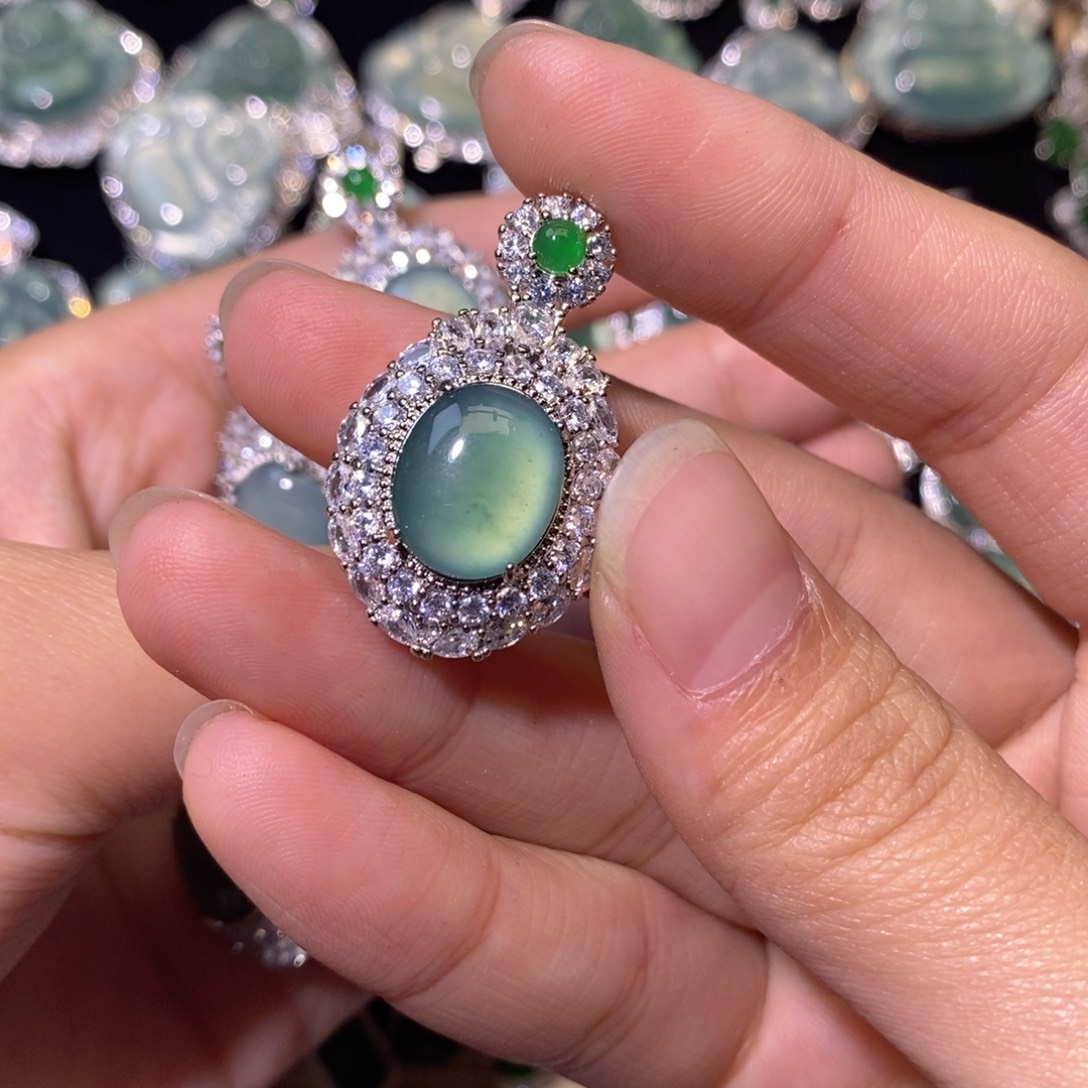 阳***阳翡翠未镶嵌颈饰天然