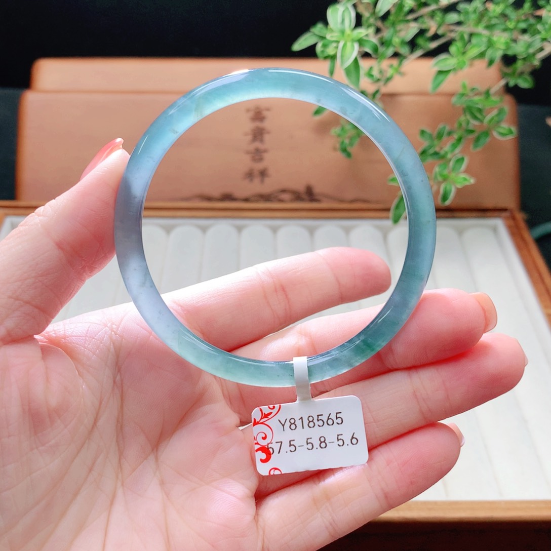 未镶嵌手镯（圆镯）翡翠