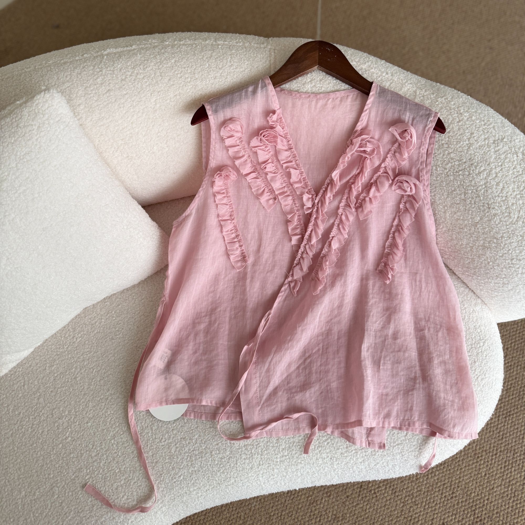 2025夏季文艺风无袖苎麻时尚简约纯色小众设计盘花背心短款上衣