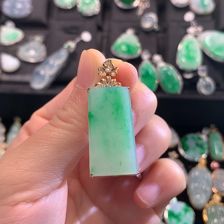 翡翠18K金镶嵌颈饰无事牌