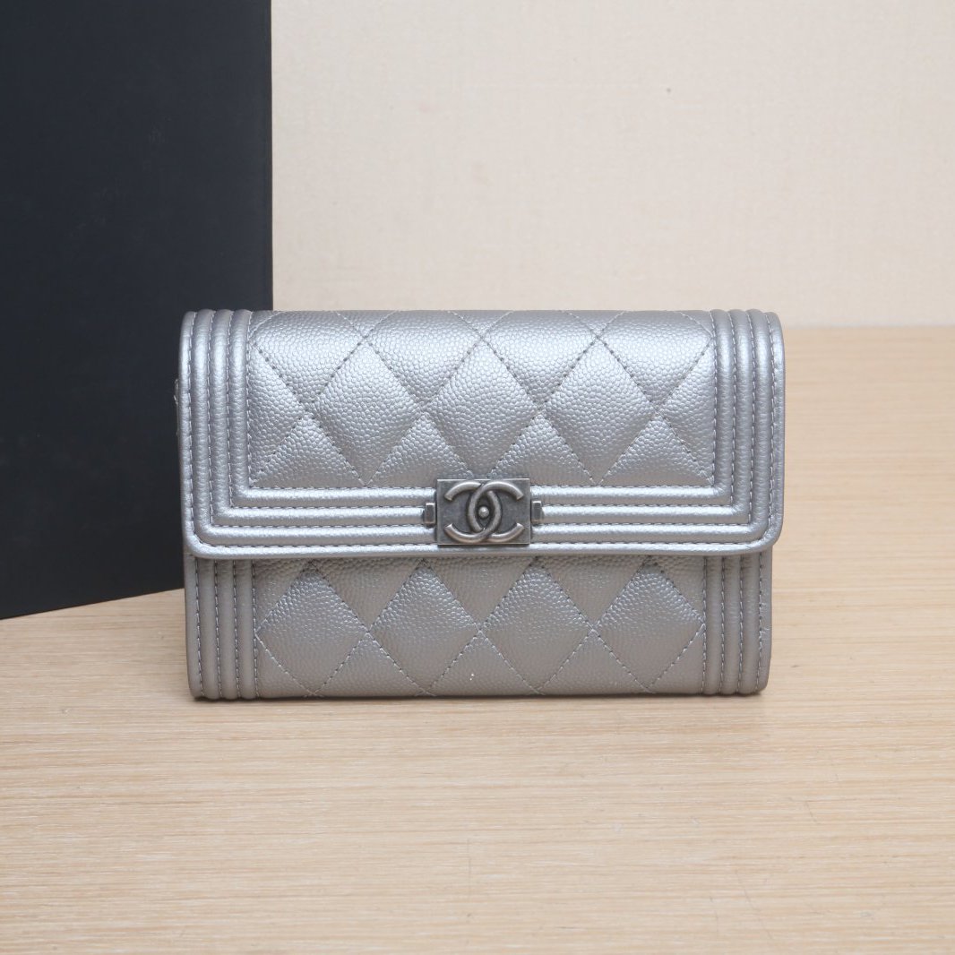 99新 Chanel/香奈儿 小花黑黑 银色 荔枝皮革C 24开leboy三折钱包