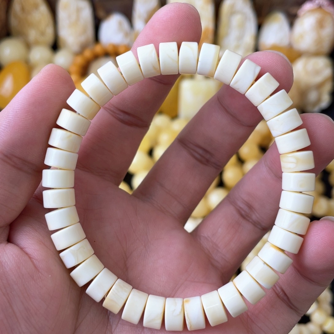 琥珀手串未镶嵌8+俄料浓瓷白蜡药片手串（微瑕）