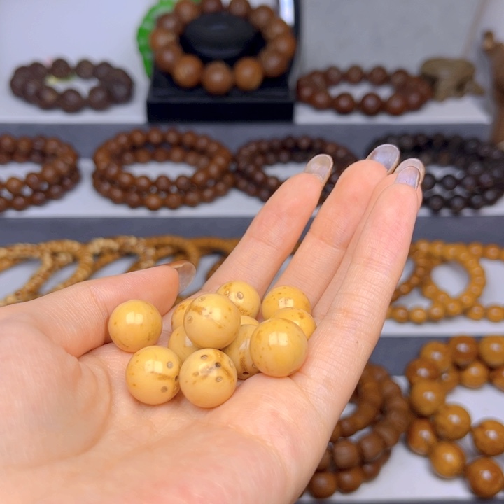 赵****紫金鼠手串光珠差价