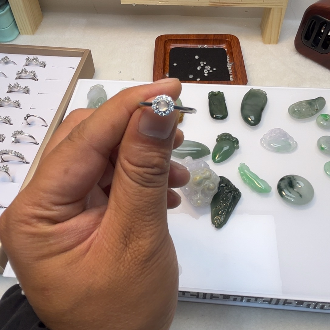 翡翠未镶嵌颈饰戒指