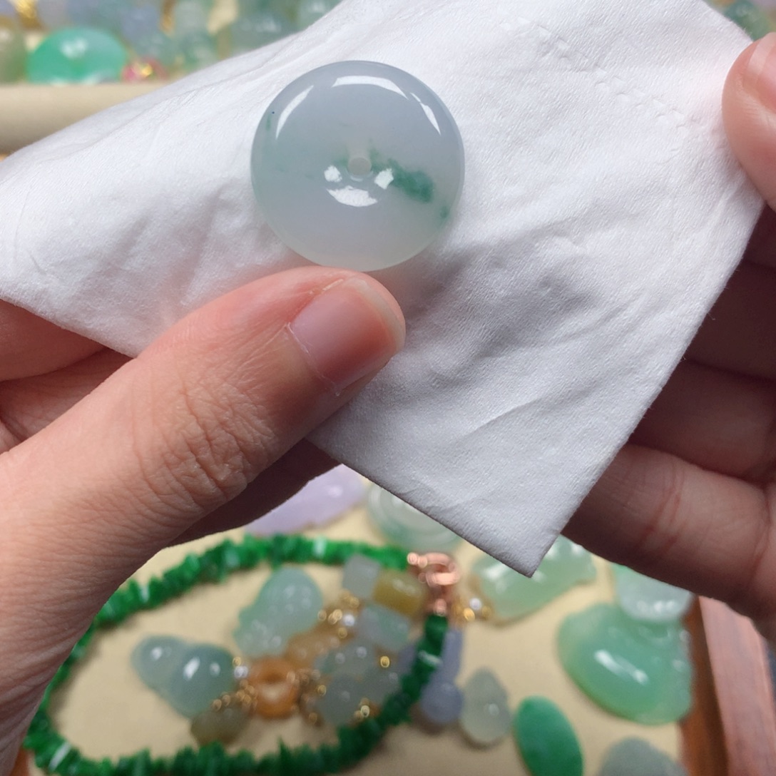 潇***姐翡翠未镶嵌颈饰闪