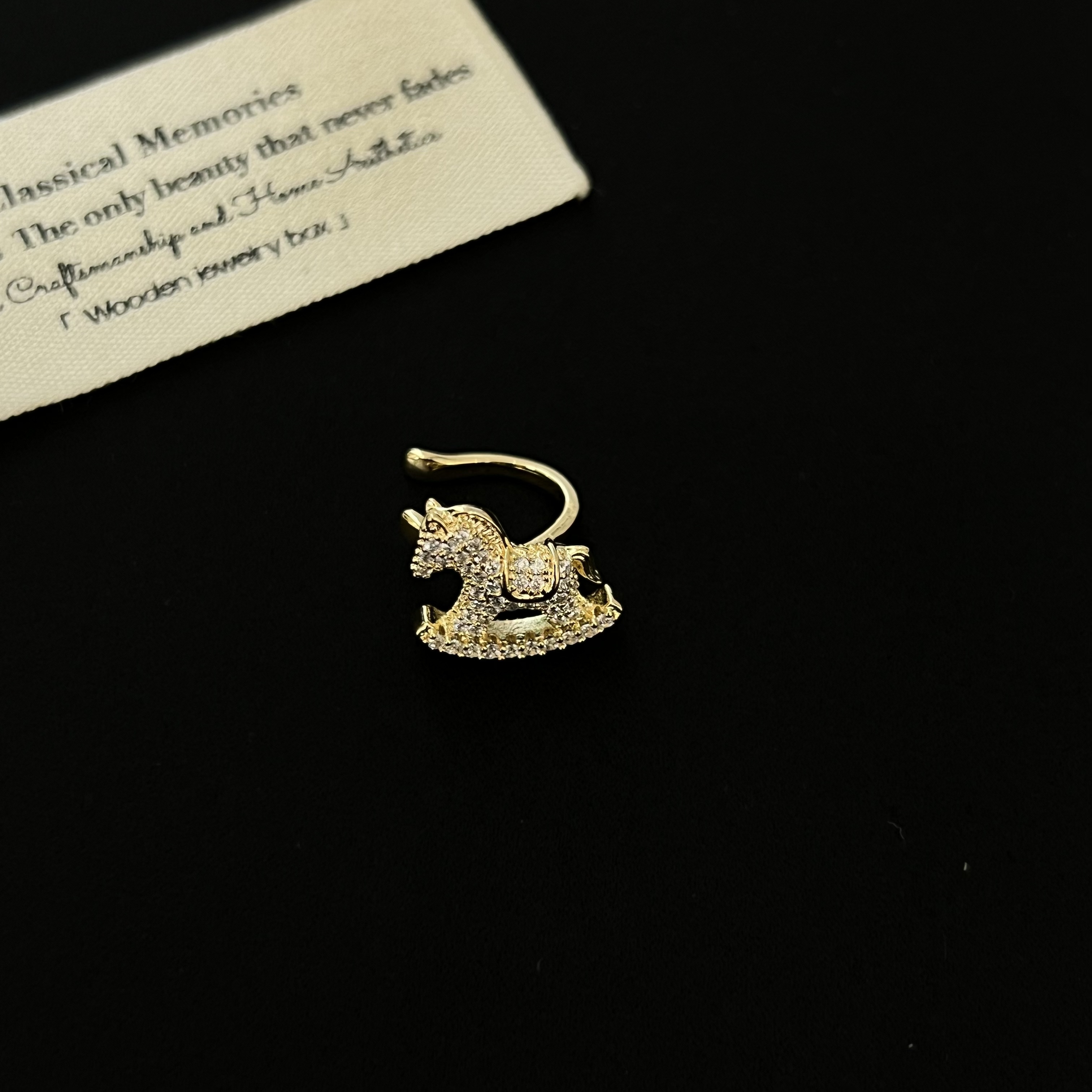 铜合金合成锆石耳饰 高级满钻旋转小木马金色耳骨夹832