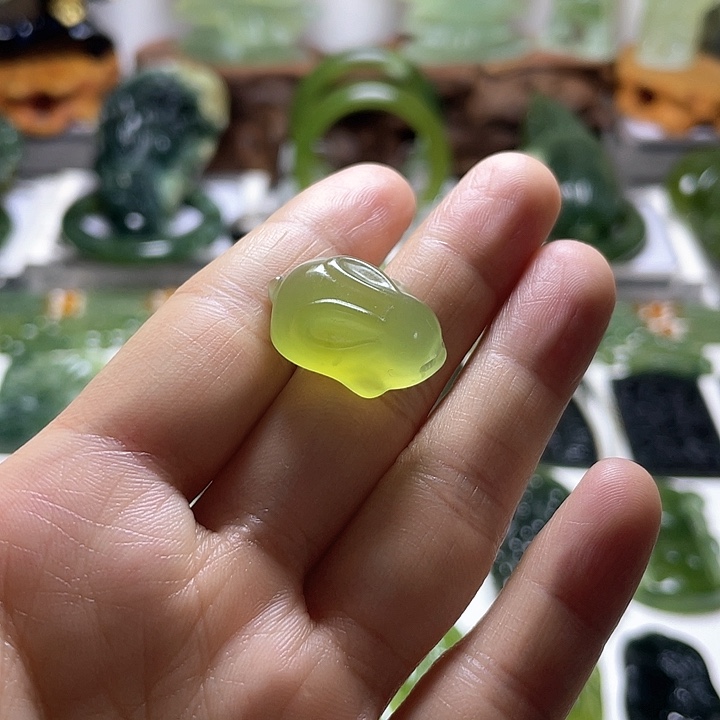 蛇纹石玉颈饰未镶嵌