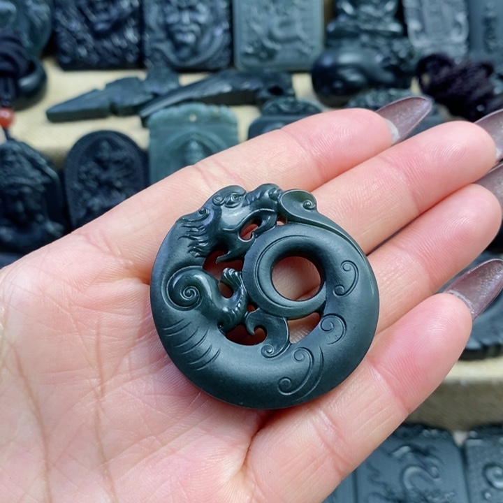 和田玉（青玉）颈饰未镶嵌双面雕刻