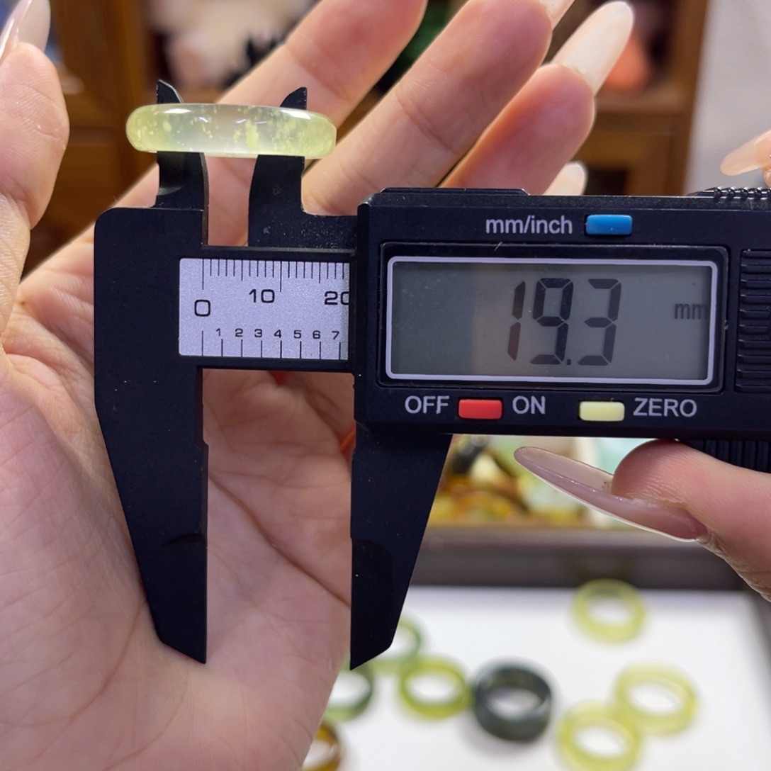 蛇纹石玉未镶嵌手镯82