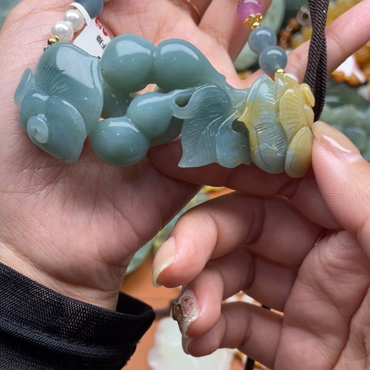 蛇纹石玉吊坠合金