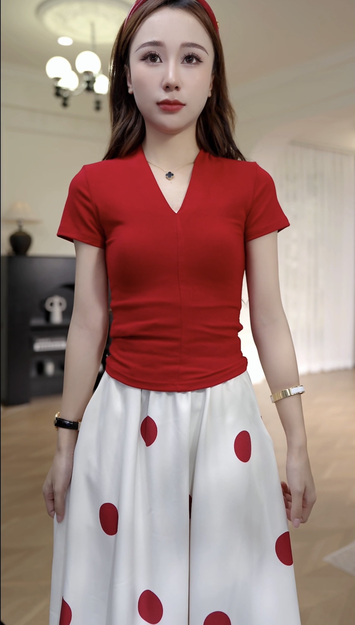 思思小个子女装【夏季新款V领设计时尚修身短袖纯色上衣】#25F259