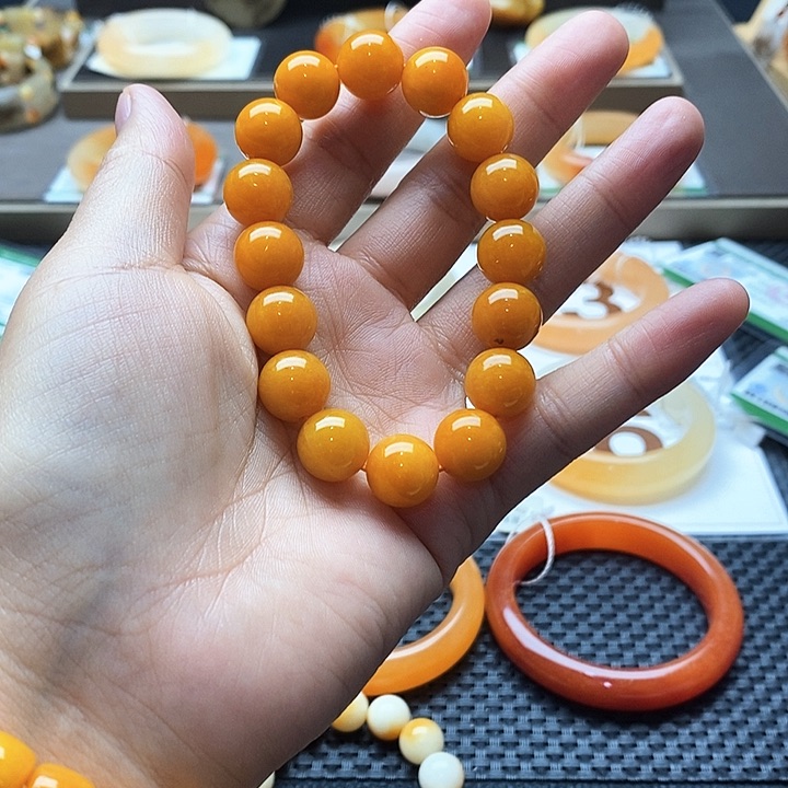 未镶嵌石英质玉（黄龙玉）手镯