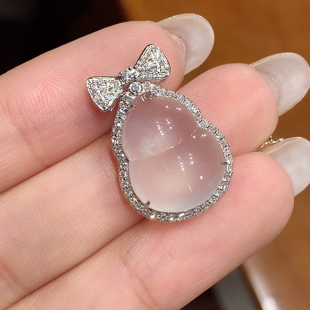 颈饰18K金镶嵌翡翠葫芦