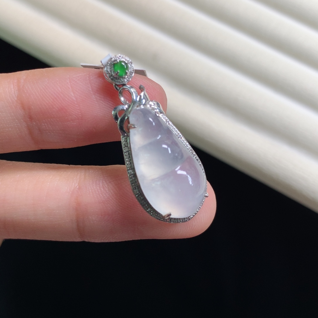 翡翠颈饰18K金镶嵌福豆