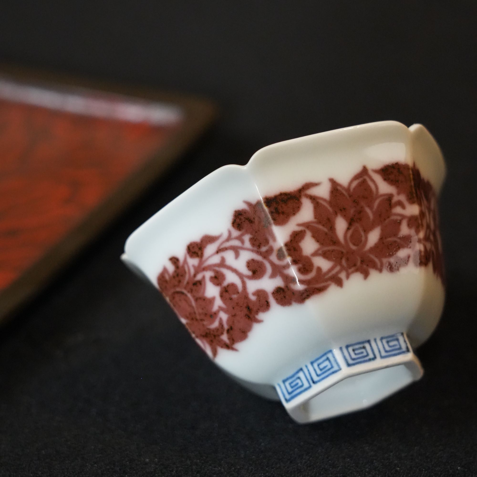 【雲梦】畅怀堂-青花釉里红缠枝莲六方杯