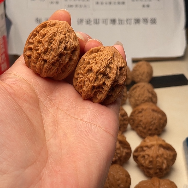 文玩核桃吊坠虎头