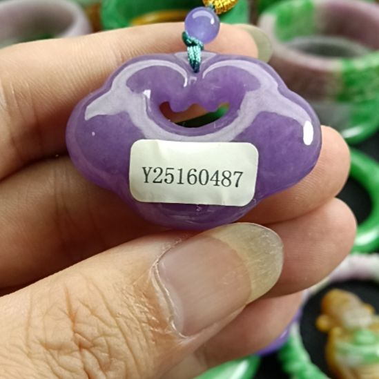 大***兔翡翠未镶嵌颈饰翡翠