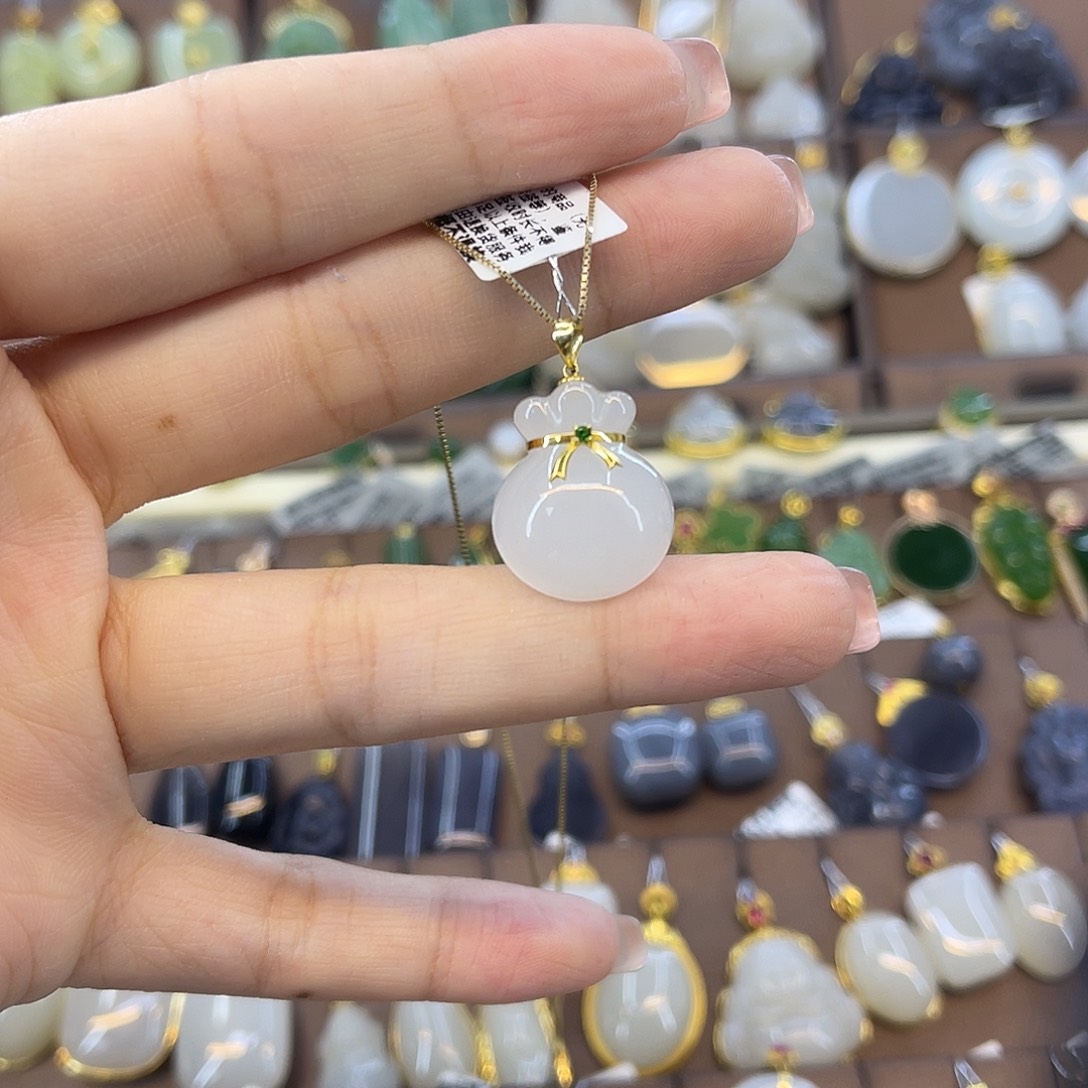 和田玉18K金镶嵌吊坠(赠链)