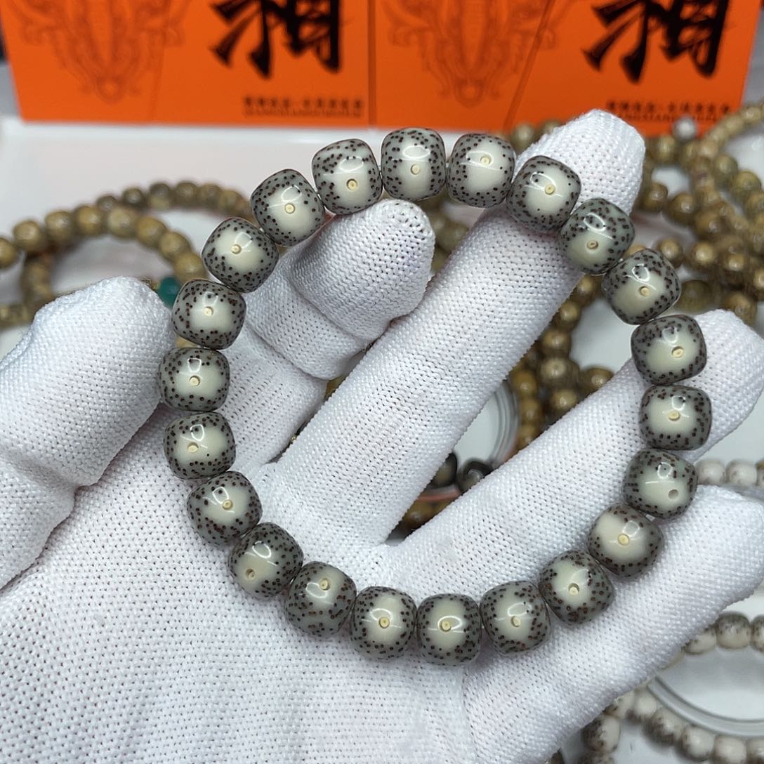 星月菩提手串K***y45。10/9绿包白黄金瞳