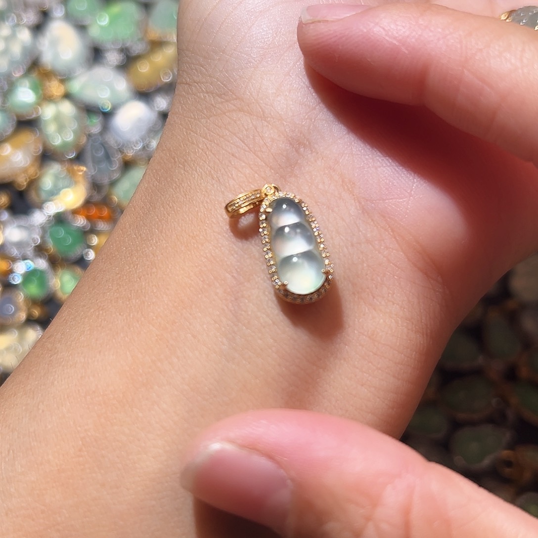 翡翠颈饰18K金镶嵌L**蓝吊坠