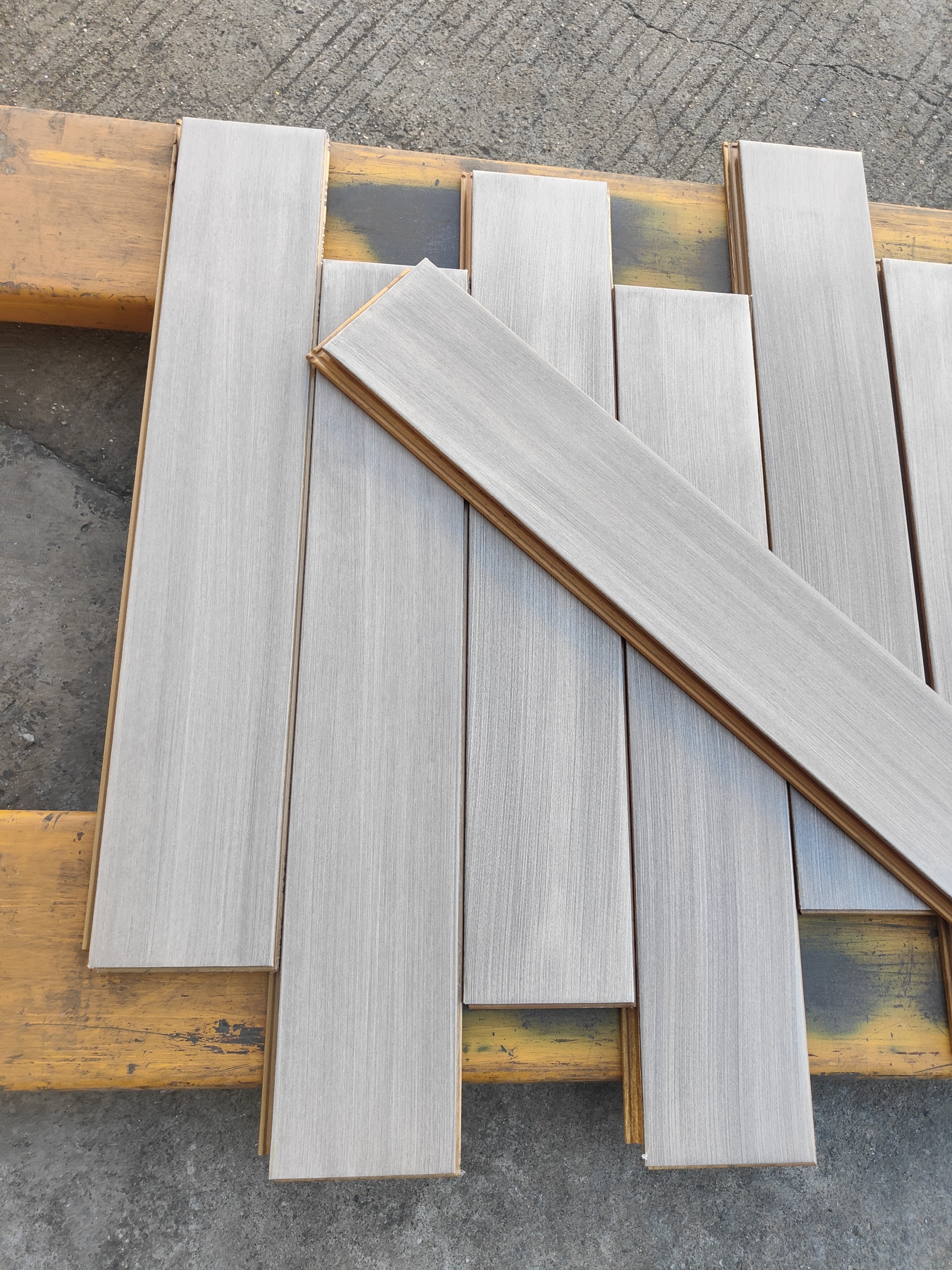 实木地板，人字拼，地热锁扣，浅灰色格丽斯工艺，不包邮，运费到付！