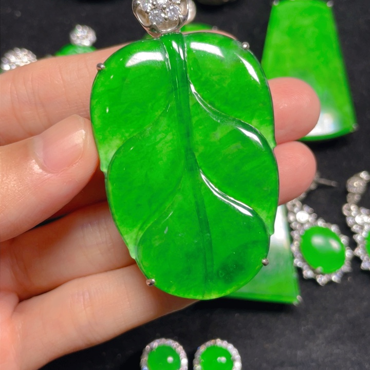 翡翠颈饰银S925镶嵌吊坠