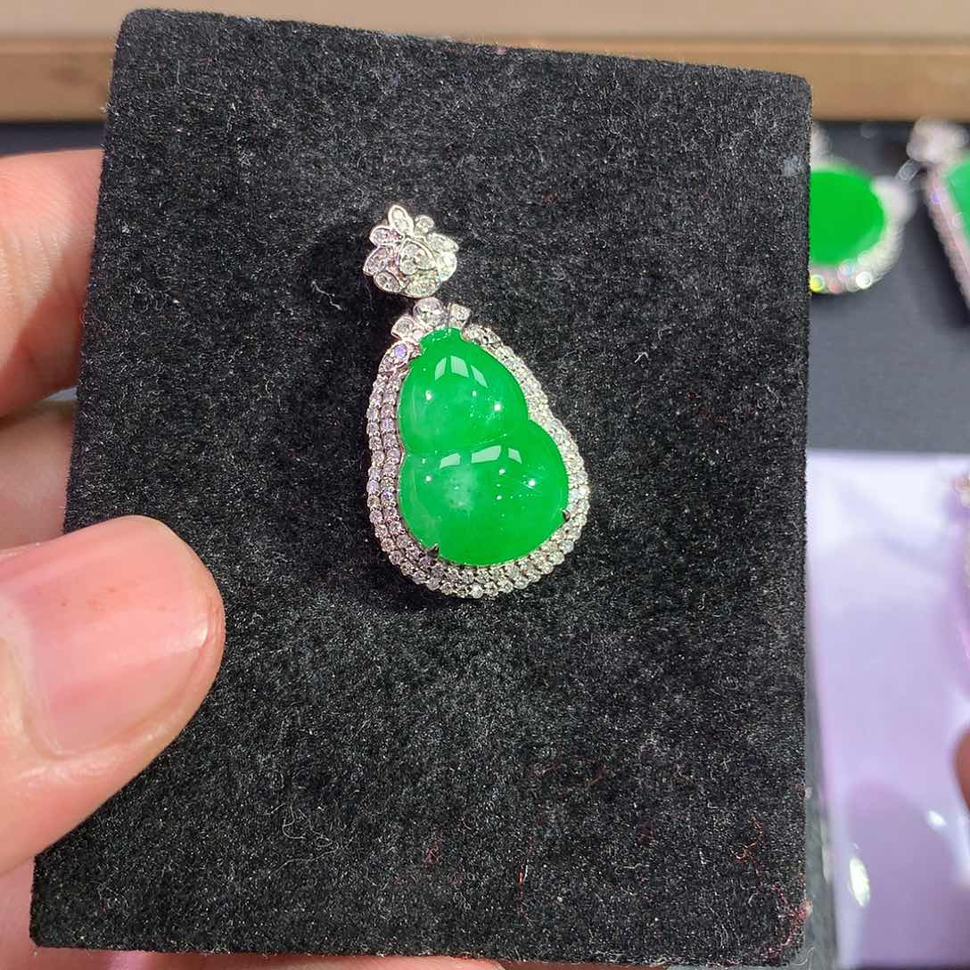 翡翠吊坠(赠链)18K金镶嵌