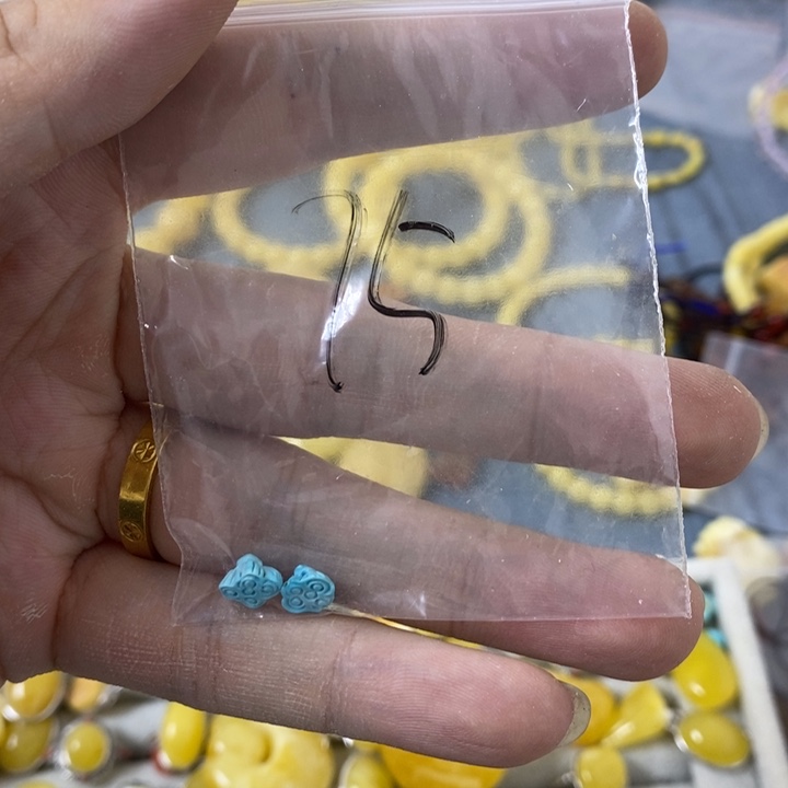 琥珀裸石未镶嵌吊坠