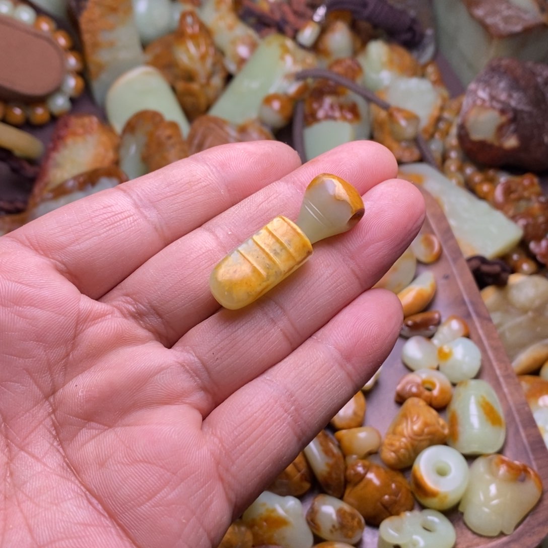 【闪购商品】未镶嵌岫岩河磨玉（透闪石质玉）挂件东*