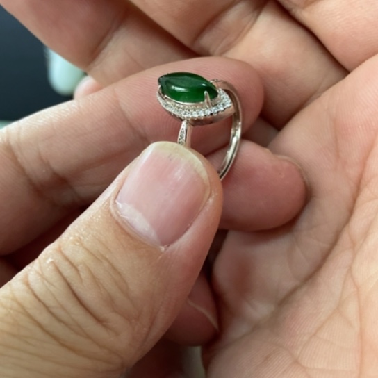 翡翠戒指未镶嵌看*海好看