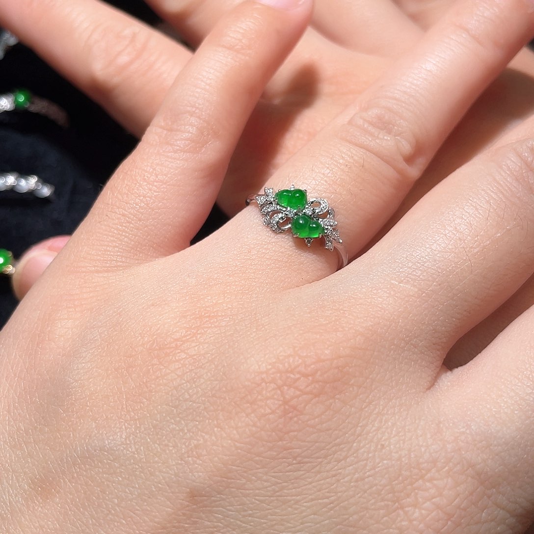 翡翠戒指18K金镶嵌南非钻