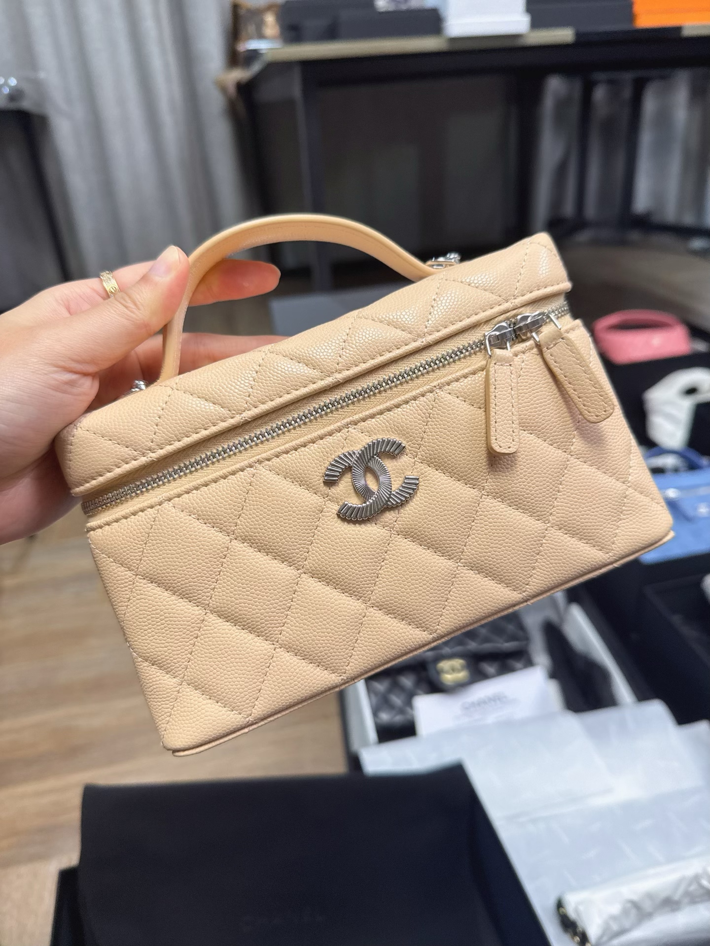 全新未使用 Chanel/香奈儿 25c鱼子酱镭射手柄化妆盒奶杏色