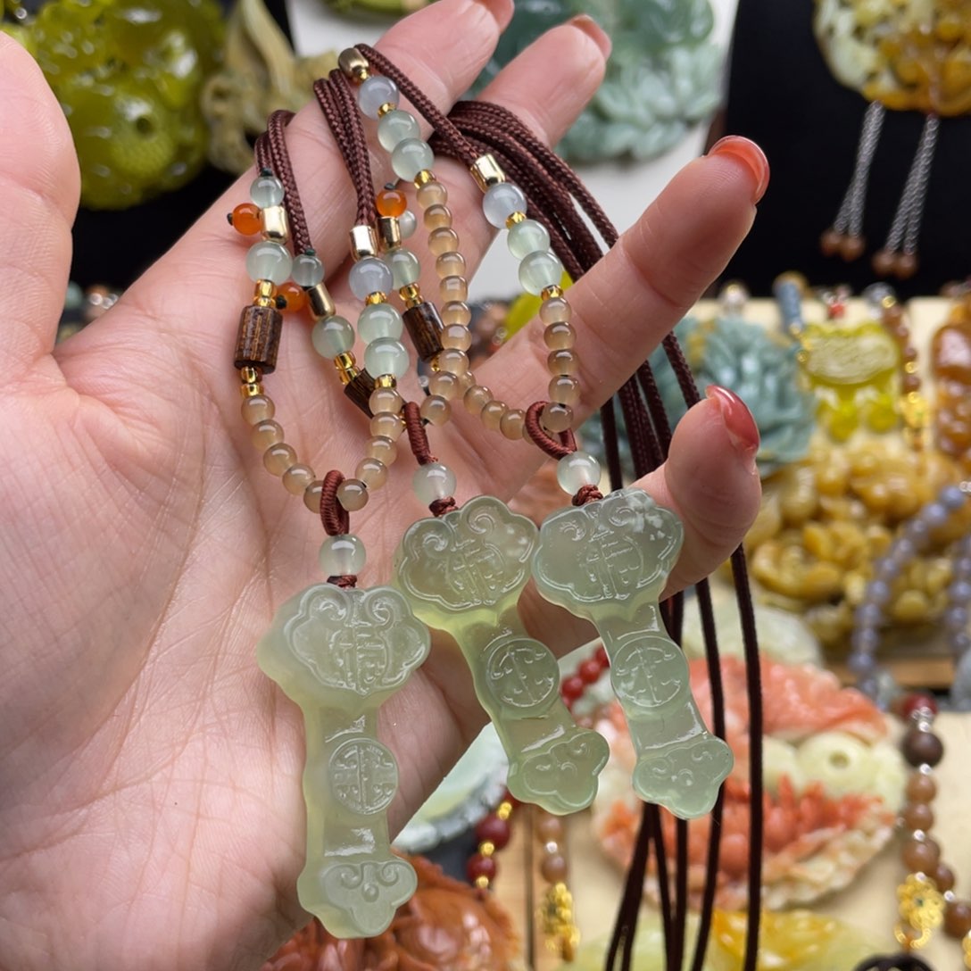 未镶嵌蛇纹石玉颈饰