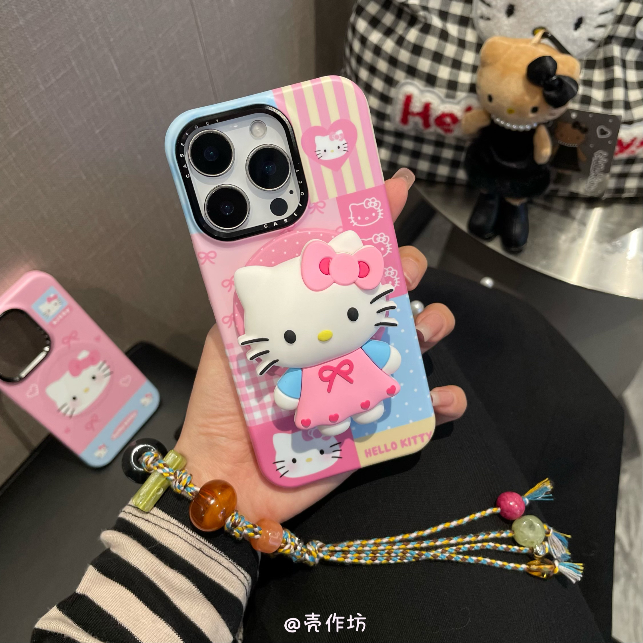 粉色拼接格纹凯蒂猫磁吸适用于苹果iPhone17pro/16/15/14手机保护